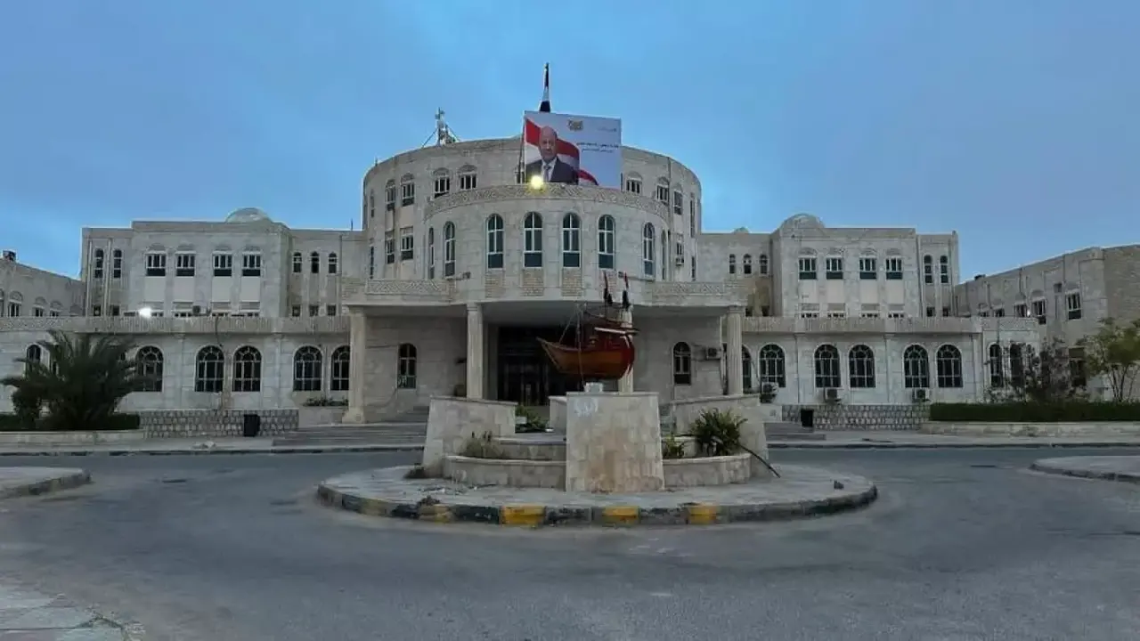 تأييد واسع في المهرة.. تحرك يمني جديد يدعم قرارات العليمي الطارئة والرياض تستقبل ثناءً رسميًا
